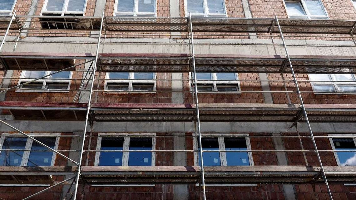 Lubelskie: Pracownik spadł z rusztowania. Nie miał kasku, był kompletnie pijany