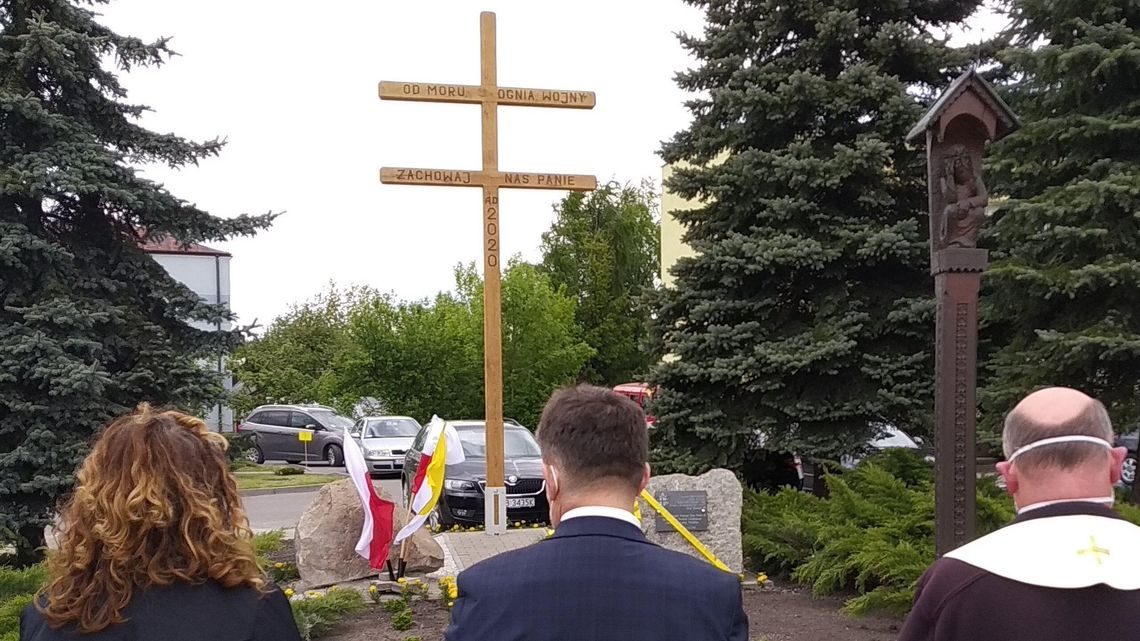 Lubelskie: Przed urzędem gminy odsłonięto krzyż morowy. Ma chronić mieszkańców przed epidemią
