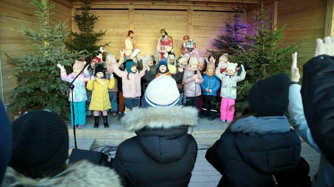 Lubelskie przedszkolaki zawitały do szopki na deptaku. Zdjęcia