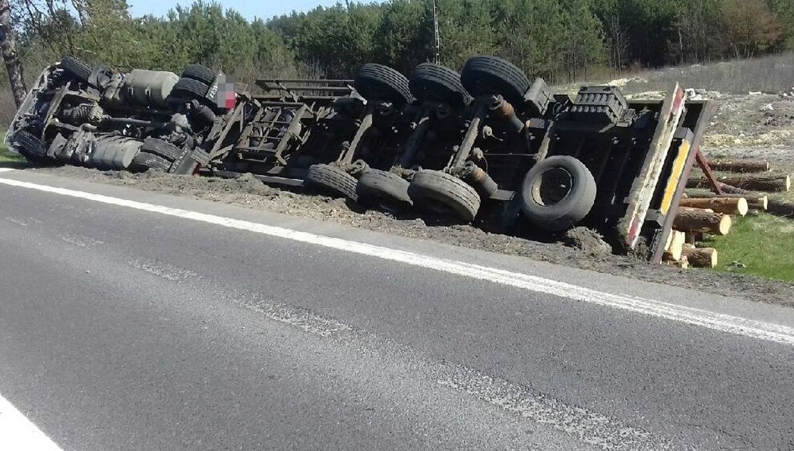 Lubelskie: Przewróciła się ciężarówka z drewnem. Kierowca tłumaczył, że to przez bąka