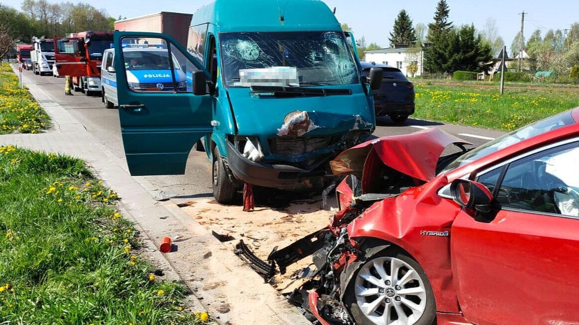Lubelskie. Rejsowy bus zderzył się z samochodem na drodze krajowej nr 17