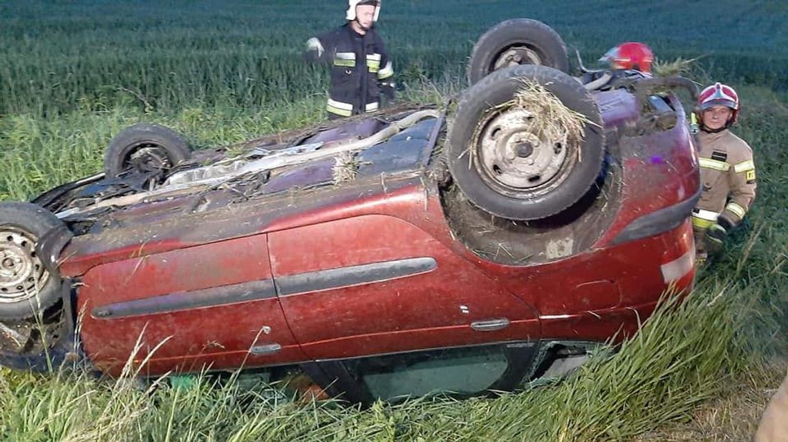 Lubelskie. Renault dachowało. Gdzie jest kierowca? Zniknęły też tablice rejestracyjne Lubelskie. Renault dachowało. Gdzie jest kierowca? Zniknęły też tablice rejestracyjne