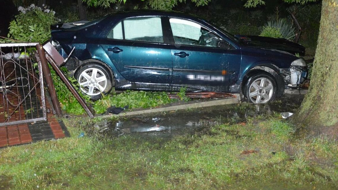 Lubelskie. Renault na drzewie, w środku trzy osoby i pytanie: kto kierował?