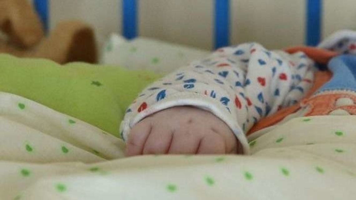 Lubelskie: Roczna dziewczynka trafiła do szpitala. Pijana matka upuściła ją na schody 