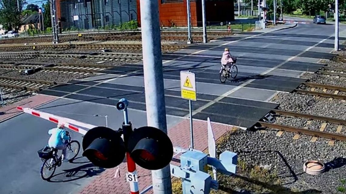 Lubelskie. Rowerzystka wjeżdża pod opuszczany szlaban. Przewraca się tuż przy torach Lubelskie. Rowerzystka wjeżdża pod opuszczany szlaban. Przewraca się tuż przy torach