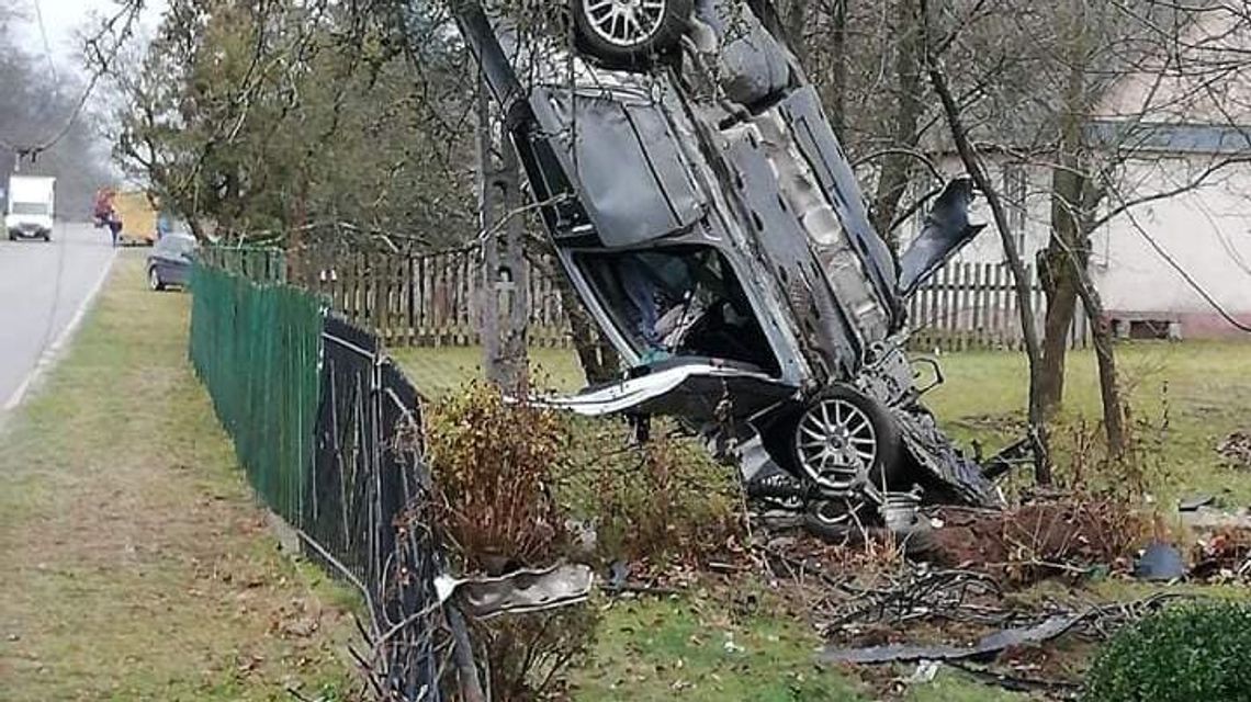 Lubelskie. Samochód pionowo zatrzymał się na słupie