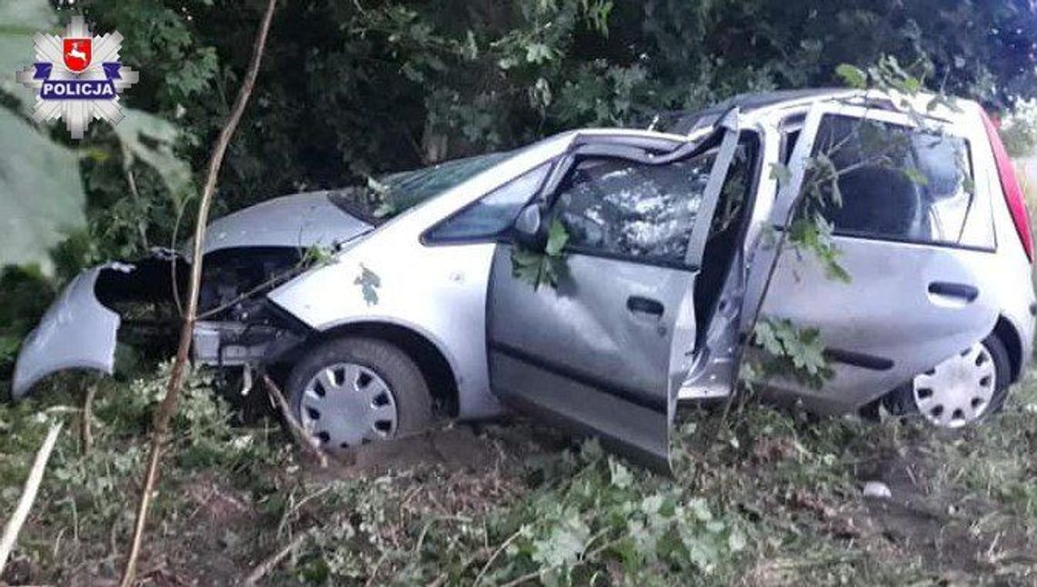 Lubelskie: Samochód wypadł z drogi, dachował i uderzył w drzewo. Młody kierowca zmarł w szpitalu