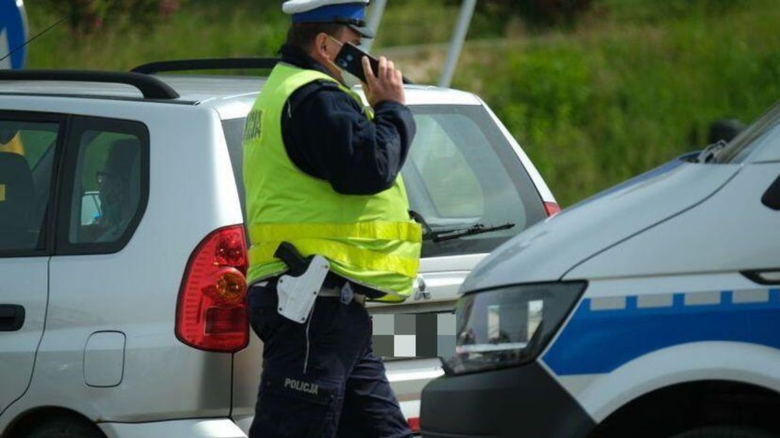 Lubelskie: Samochód zjechał na pobocze i uderzył w drzewo. Zginął kierowca Lubelskie: Samochód zjechał na pobocze i uderzył w drzewo. Zginął kierowca