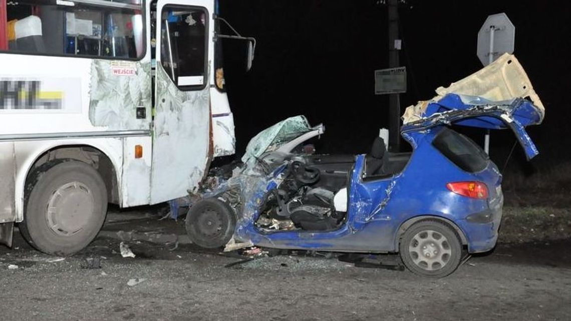Lubelskie: Śmiertelny wypadek. Kierowca autobusu PKS wyjechał z drogi podporządkowanej