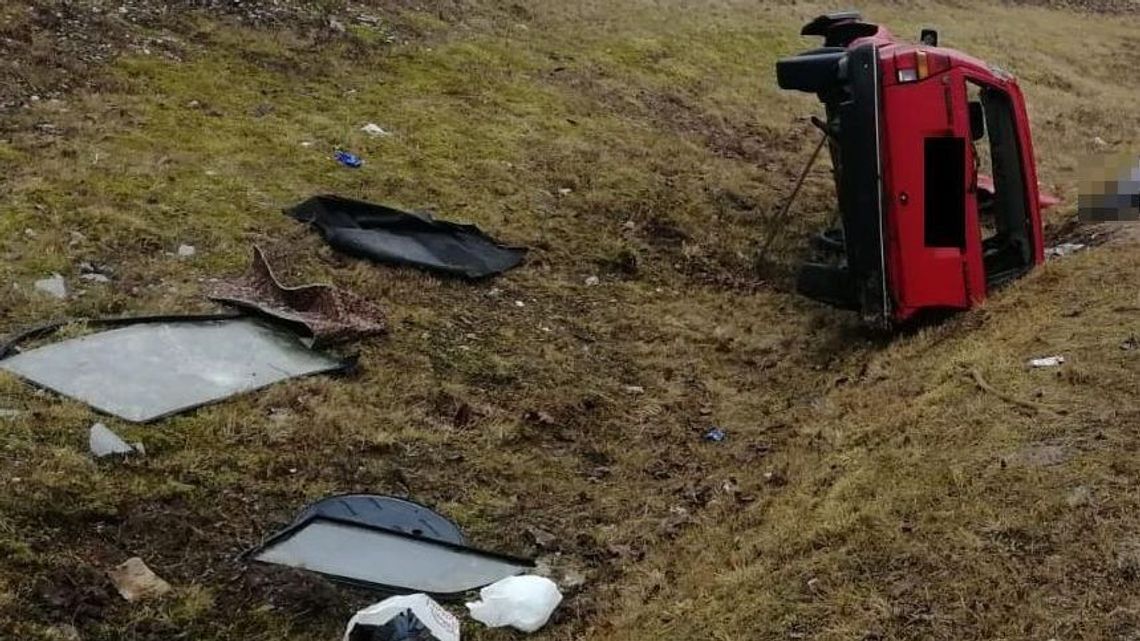 Lubelskie: Śmiertelny wypadek koło Józefowa nad Wisłą. Kierowca zostawił pasażerów i uciekł