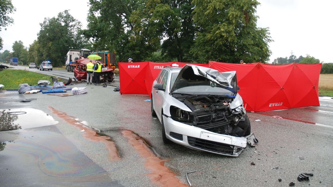 Lubelskie: Śmiertelny wypadek na drodze nr 12. Kierowca i pasażerka peugeota wypadli przez szybę