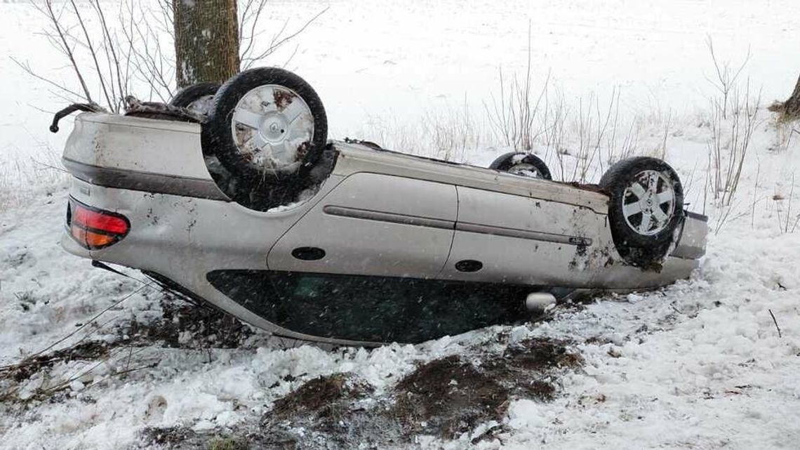 Lubelskie. Śnieg na drogach samochody w rowach. Są ranni