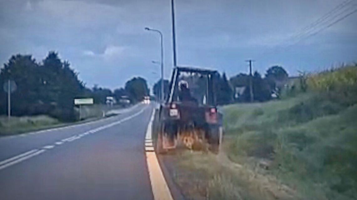 Lubelskie. Śpiewający traktorzysta na drodze i krok od poważnego wypadku. Nagranie