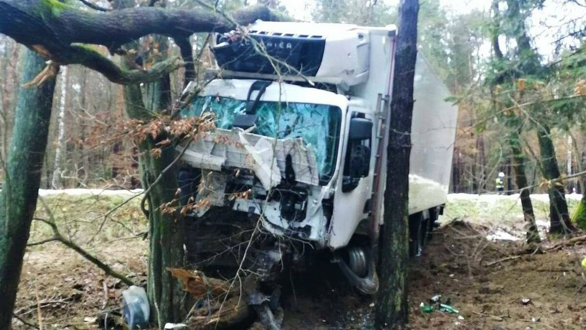 Lubelskie. Straszliwy wypadek. Opel nagle zjeżdża wprost pod ciężarówkę