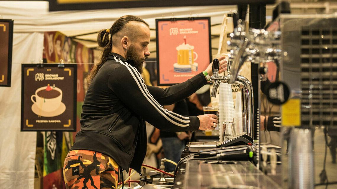 Lubelskie Targi Piw Rzemieślniczych. Pustki, brak klientów, nie ma komu nalać, ale nagle... Lubelskie Targi Piw Rzemieślniczych. Pustki, brak klientów, nie ma komu nalać, ale nagle...