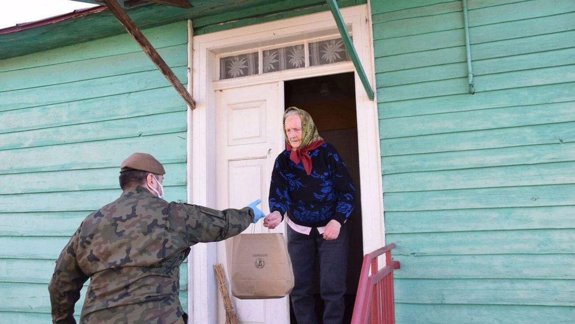 Lubelskie: Terytorialsi dostarczają paczki weteranom, kombatantom i osobom starszym