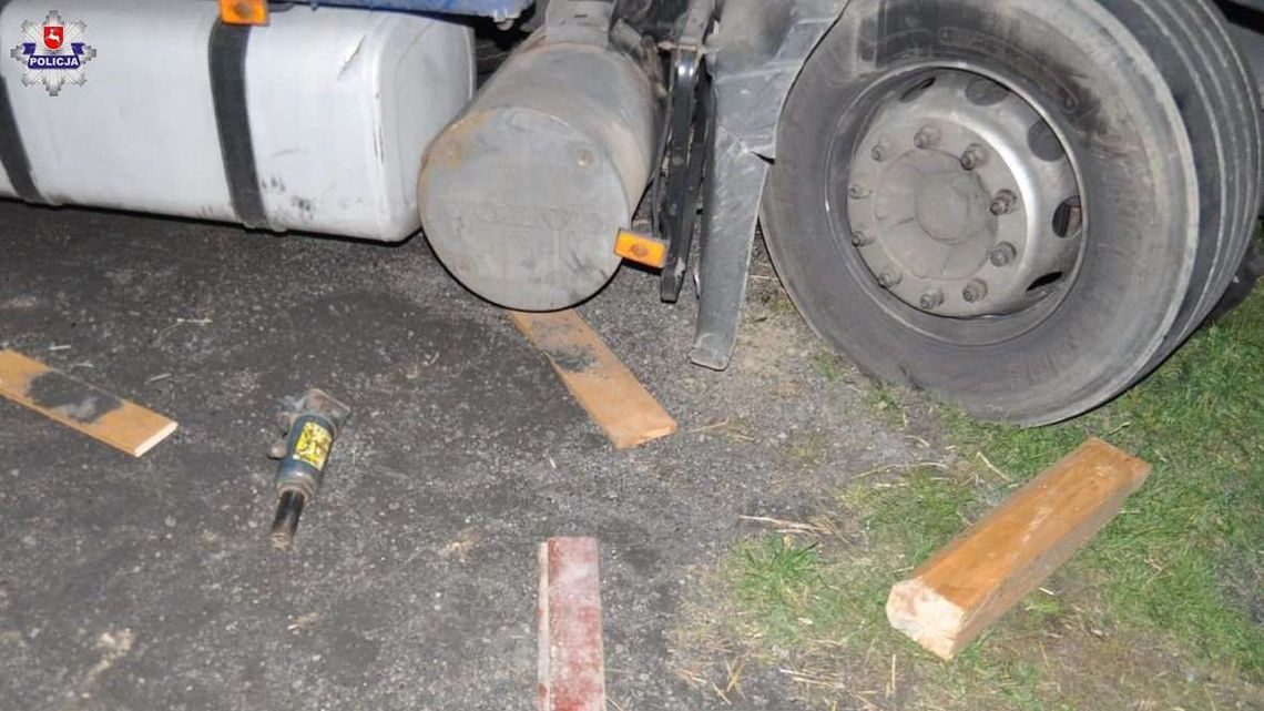 Lubelskie: Tragedia podczas naprawiania ciężarówki. 31-latek został przygnieciony