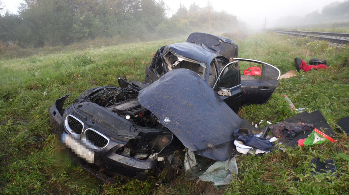 Lubelskie: Tyle zostało z BMW po zderzeniu z szynobusem Lubelskie: Tyle zostało z BMW po zderzeniu z szynobusem