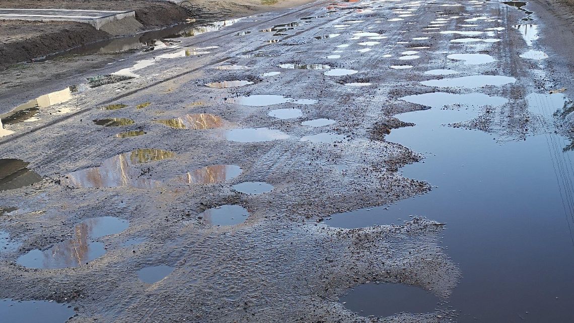 Lubelskie. Ulica jak "pole bitwy". Urzędnicy tłumaczą to opadami deszczu Lubelskie. Ulica jak "pole bitwy". Urzędnicy tłumaczą to opadami deszczu