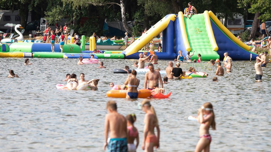 Lubelskie: W kolejce na kąpielisko i do restauracji. "Takich tłumów nie widziałam jeszcze nigdy" Lubelskie: W kolejce na kąpielisko i do restauracji. "Takich tłumów nie widziałam jeszcze nigdy"