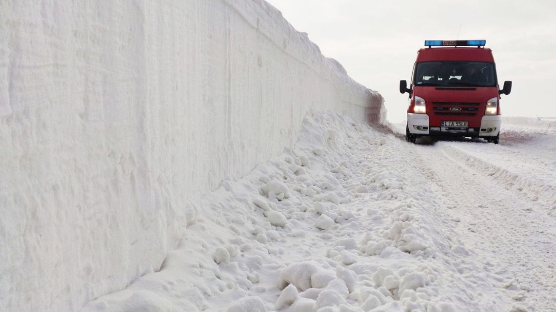 Lubelskie: W tej gminie to mają zimę! Na drogach tworzą się 1,5-metrowe zaspy