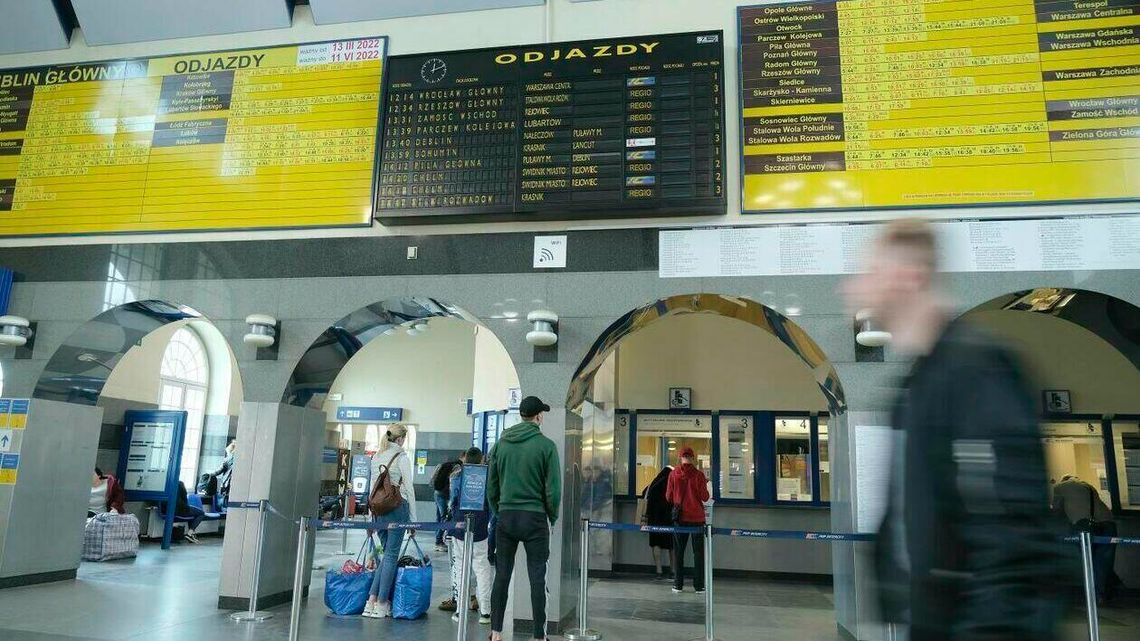 Lubelskie. Wiele pociagów odwołanych. Pasażerowie czekali na peronach