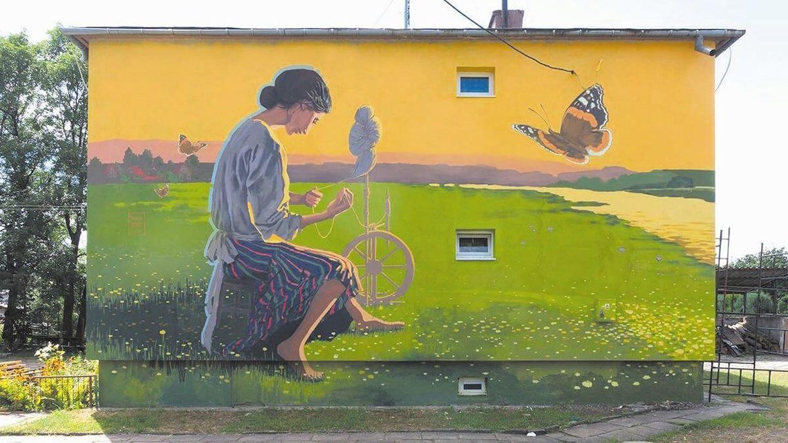 Lubelskie: Wielki mural w małej gminie. Prząśniczka uśmiecha się do przechodniów Lubelskie: Wielki mural w małej gminie. Prząśniczka uśmiecha się do przechodniów
