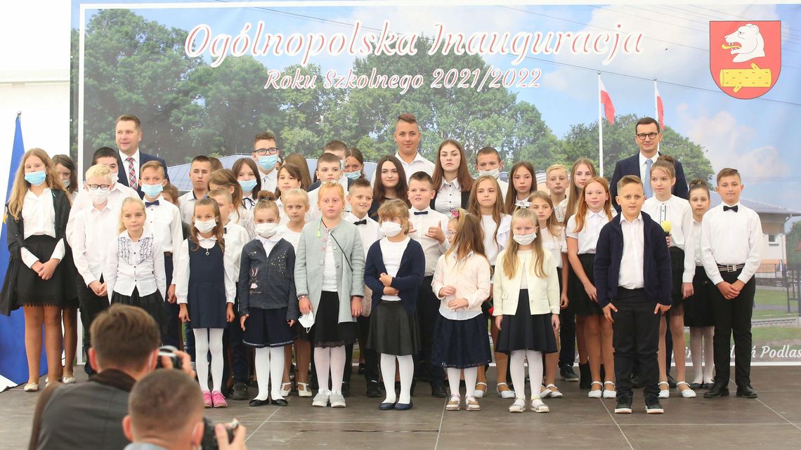 Lubelskie. Wizyta premiera w nowej, wiejskiej szkole. 10 km dalej jest niedawno zamknięta szkoła w Bezwoli