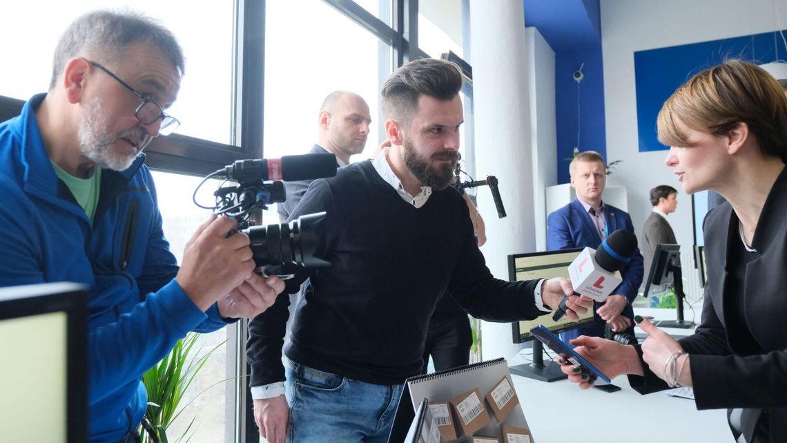 Lubelskie: Władza ma parcie na szkło. Jest pilotażowy odcinek, reporter to były rzecznik