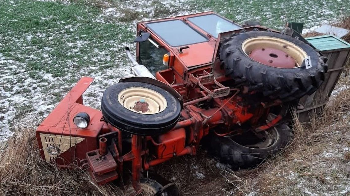 Lubelskie: Wpadł w poślizg ciągnikiem i wjechał do rowu