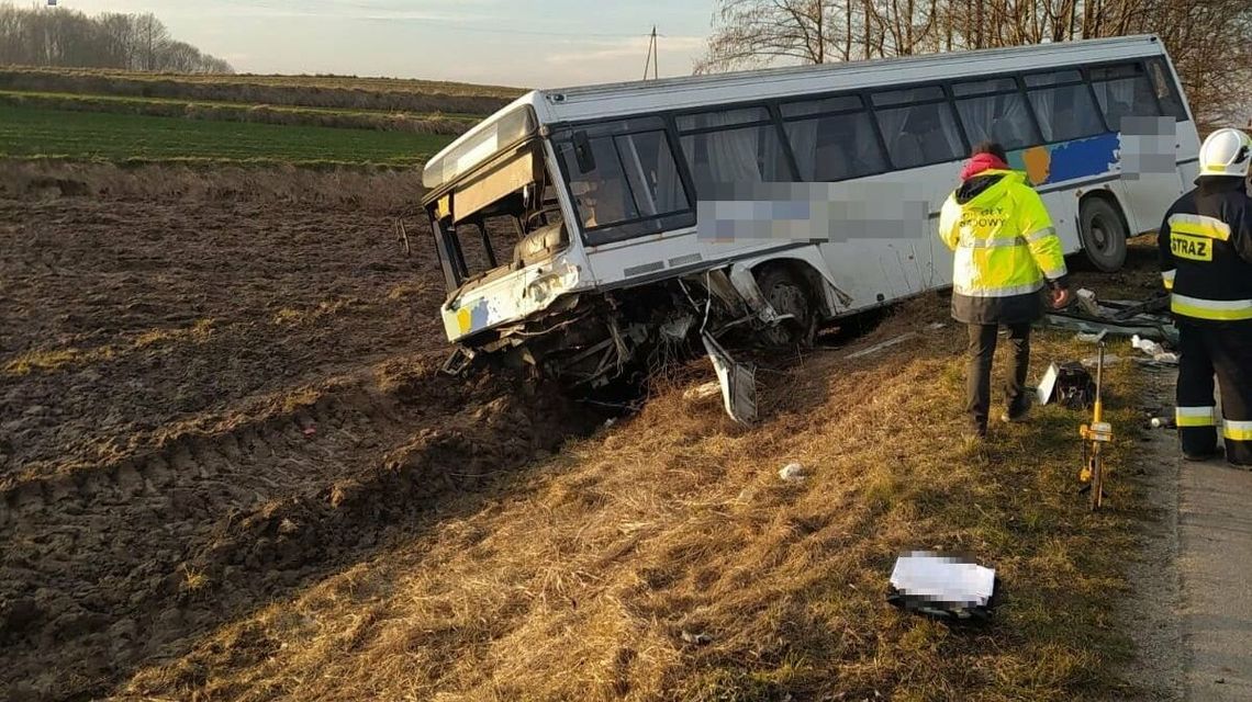 Lubelskie. Wypadek autokaru i rovera. Nie żyje kierowca. Dzieci w szpitalu