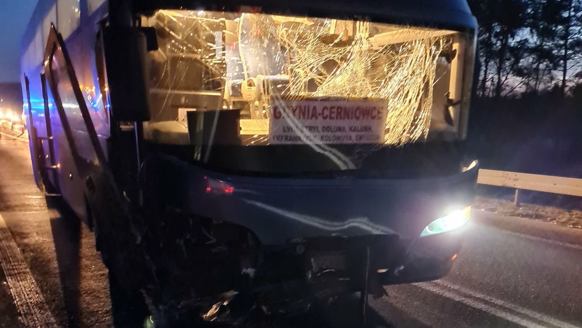 Lubelskie. Wypadek ukraińskiego autokaru i osobówki