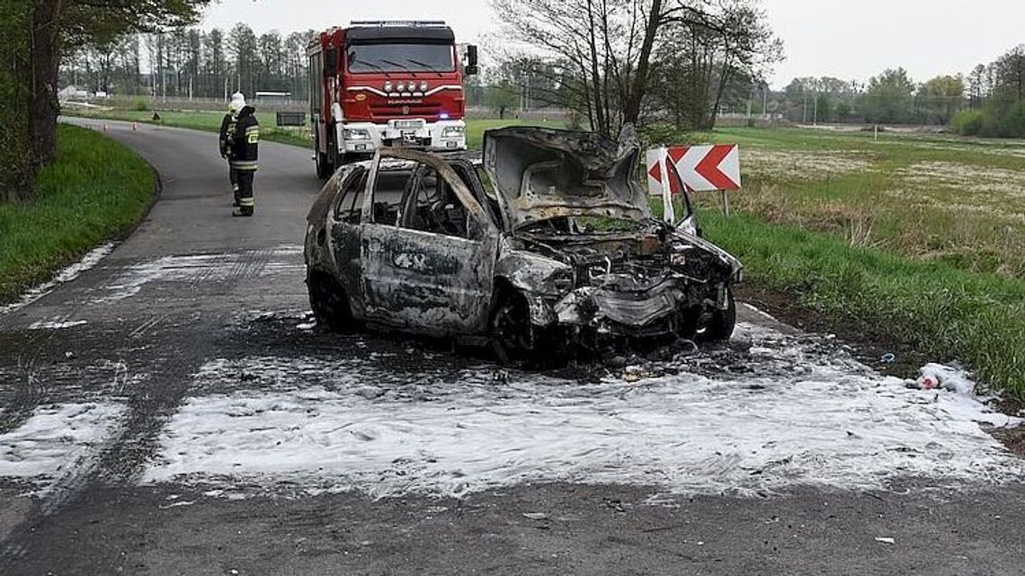 Lubelskie: Wyprzedzał i wyjechał na czołowe zderzenie. Drugi samochód stanął w ogniu