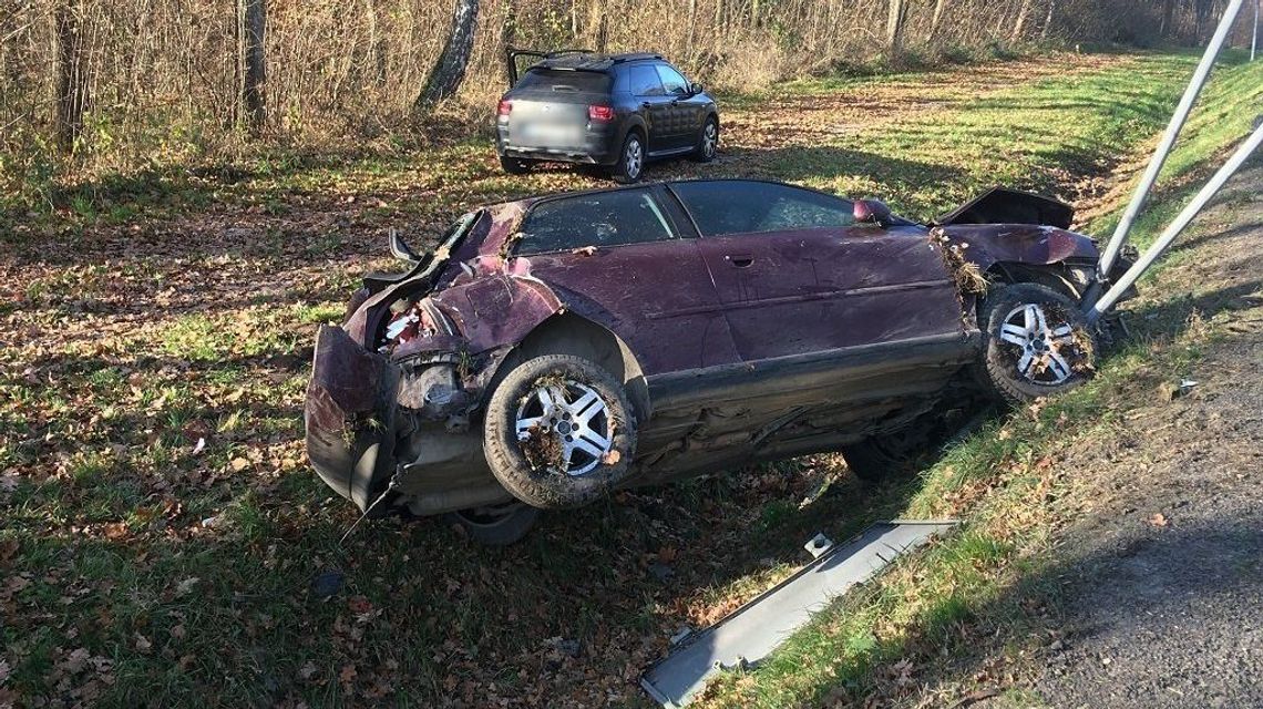 Lubelskie: Wyprzedzanie zakończone dachowaniem. W aucie było dwuletnie dziecko Lubelskie: Wyprzedzanie zakończone dachowaniem. W aucie było dwuletnie dziecko