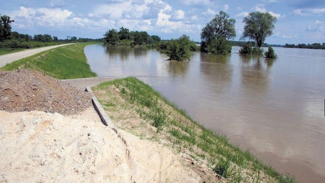 Lubelskie: Wzmacniając wał przeciwpowodziowy nad Wisłą, niszczą ścieżkę Lubelskie: Wzmacniając wał przeciwpowodziowy nad Wisłą, niszczą ścieżkę
