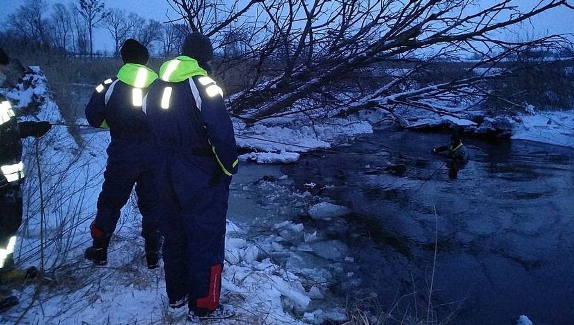 Lubelskie: Zaginionego 18-latka szuka bardzo wiele osób. Firma kruszy lód na rzece