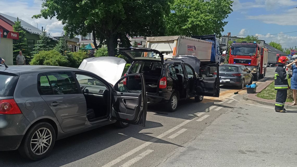 Lubelskie: Zderzenie trzech pojazdów, rannych sześć osób. Droga całkowicie nieprzejezdna Lubelskie: Zderzenie trzech pojazdów, rannych sześć osób. Droga całkowicie nieprzejezdna
