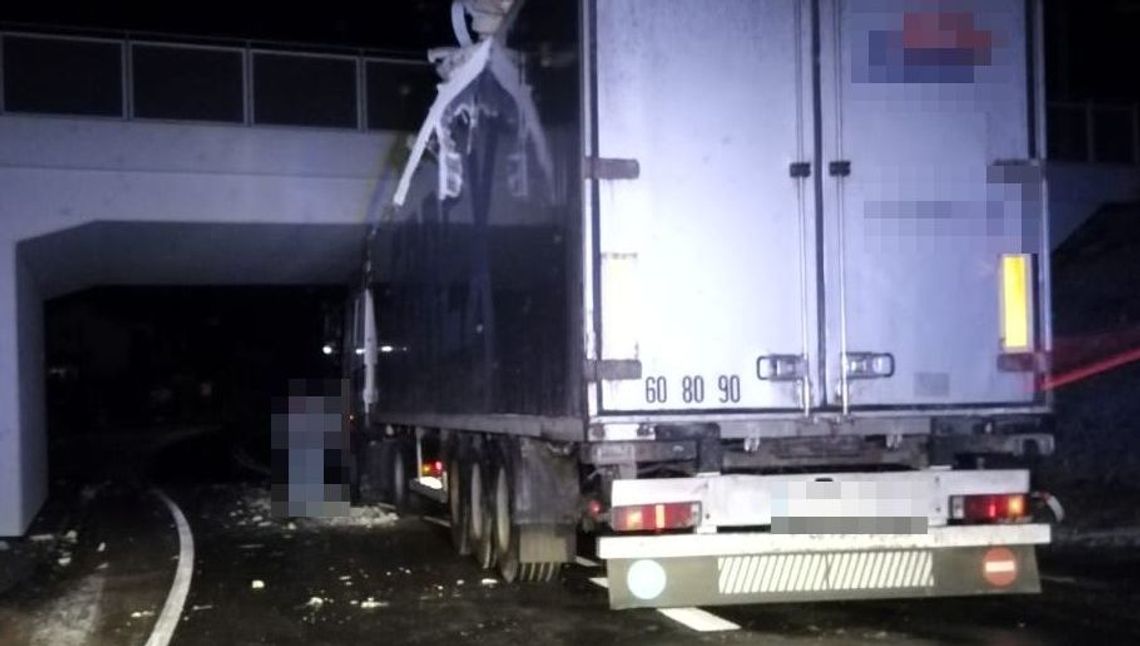 Lubelskie. Zmieszczę się czy nie zmieszczę? Kierowca ciężarówki źle wybrał Lubelskie. Zmieszczę się czy nie zmieszczę? Kierowca ciężarówki źle wybrał