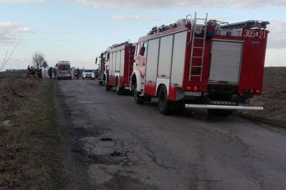 Łubki: Bus przewrócił się na bok. Trzy osoby w szpitalu