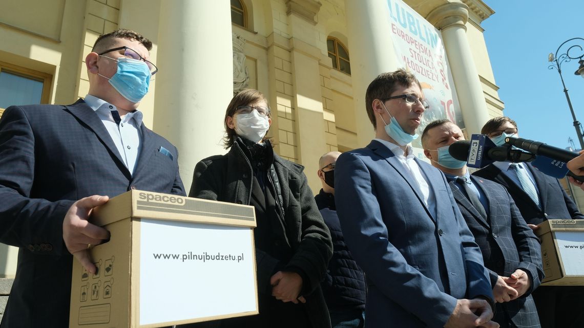 Lublin. 3 tysiące podpisów prawicowych organizacji w Ratuszu