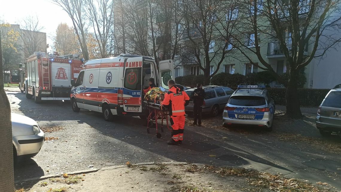 Lublin. Akcja służb na Czechowie. Mężczyzna wpadł do szybu windowego w wieżowcu [zdjęcia]