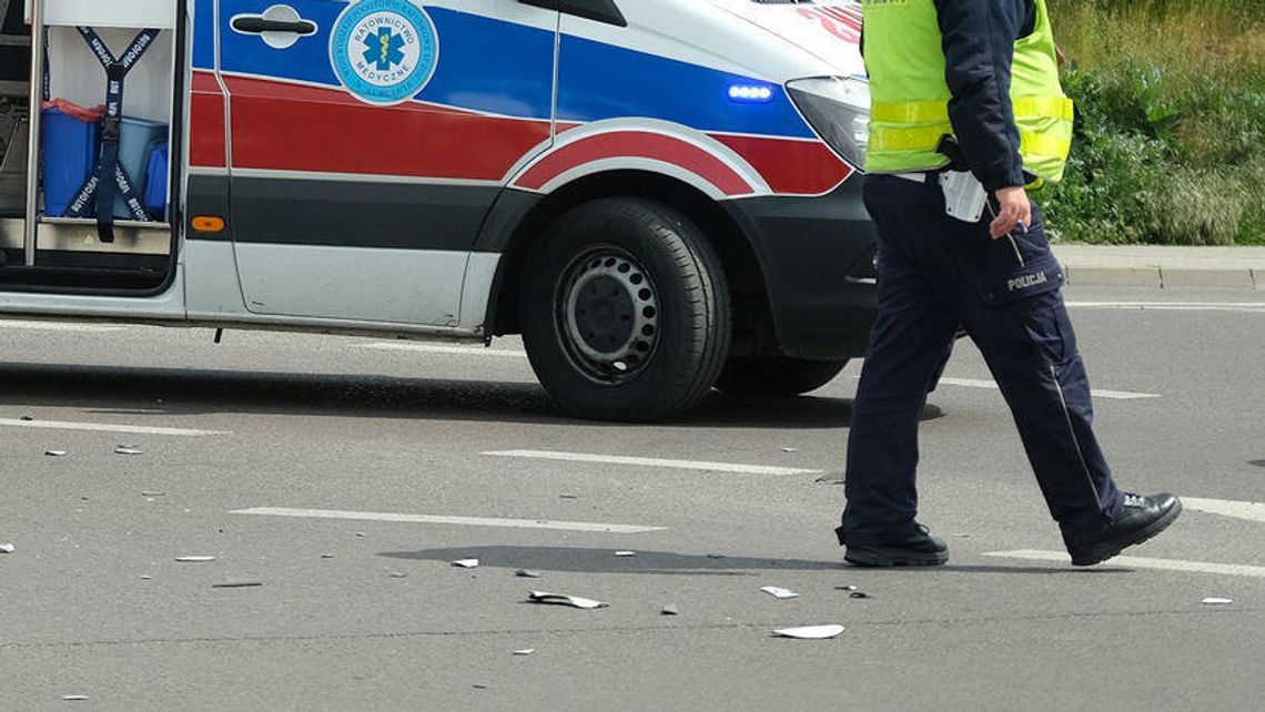 Lublin: Autobus komunikacji miejskiej uderzył w drzewo. Kierowca zasłabł