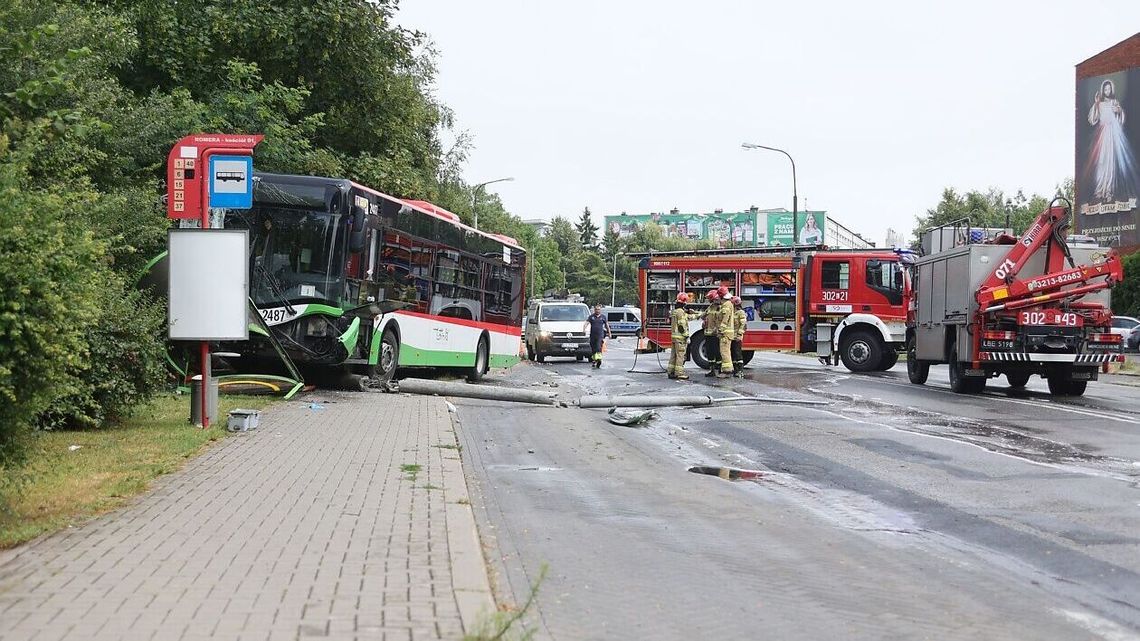 Lublin: Autobus uderzył w przystanek. Są poszkodowani Lublin: Autobus uderzył w przystanek. Są poszkodowani