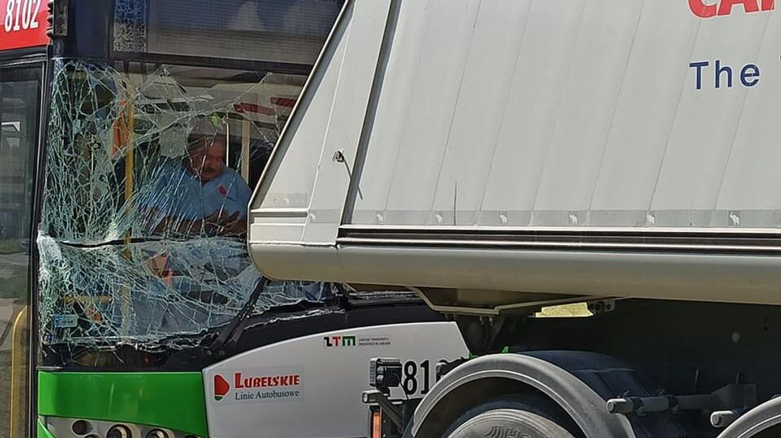 Lublin. Autobus zderzył się z wywrotką
