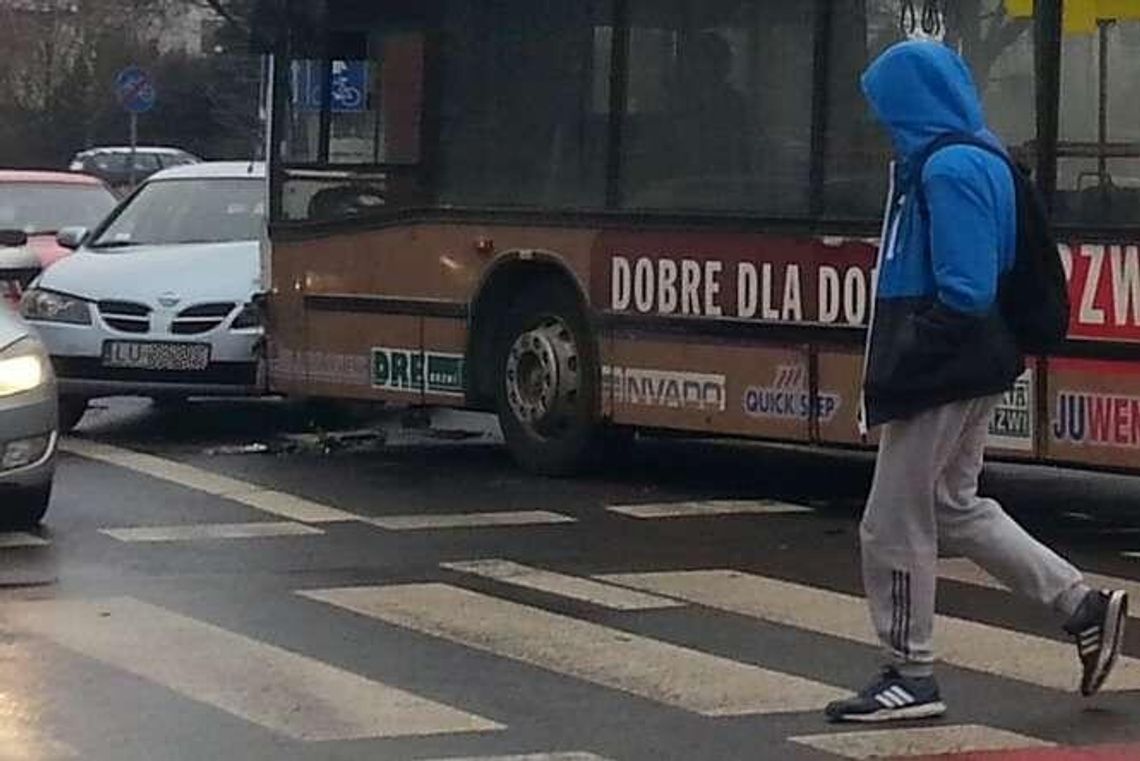 Lublin: Awaria autokaru szkolnego w trakcie jazdy. Stłuczka na Bronowicach (zdjęcia)