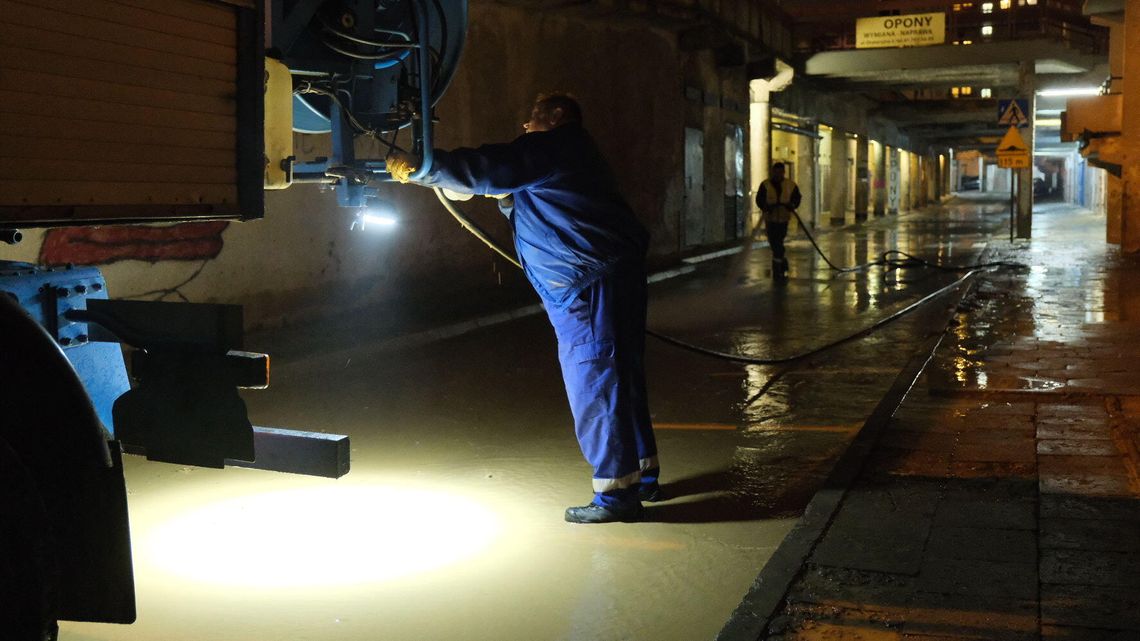 Lublin: Awaria wodociągowa na Czechowie. Ulica zalana przez rozszczelnienie rurociągu Lublin: Awaria wodociągowa na Czechowie. Ulica zalana przez rozszczelnienie rurociągu