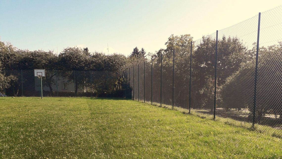 Lublin: Będzie boisko do koszykówki. Zamiast trawy, poliuretanowa nawierzchnia Lublin: Będzie boisko do koszykówki. Zamiast trawy, poliuretanowa nawierzchnia