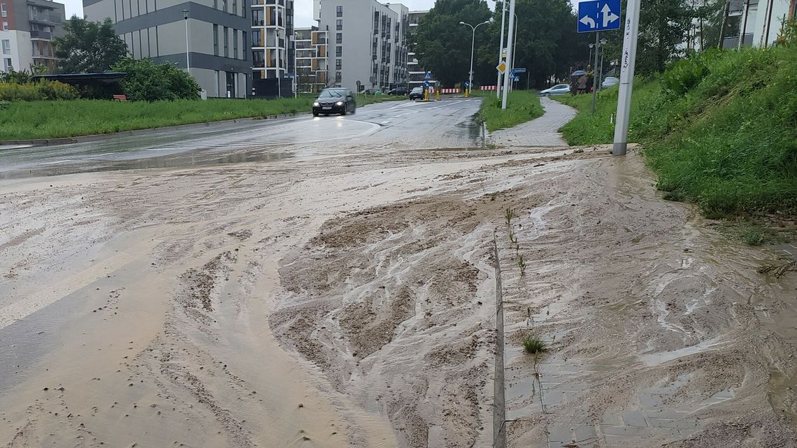 Lublin. Błotne osuwisko utrudnia przejazd jedną z ulic. Urząd szykuje worki z piaskiem Lublin. Błotne osuwisko utrudnia przejazd jedną z ulic. Urząd szykuje worki z piaskiem
