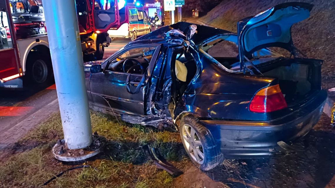 Lublin. BMW wjechało w słup. Za kółkiem obywatel Zimbabwe Lublin. BMW wjechało w słup. Za kółkiem obywatel Zimbabwe