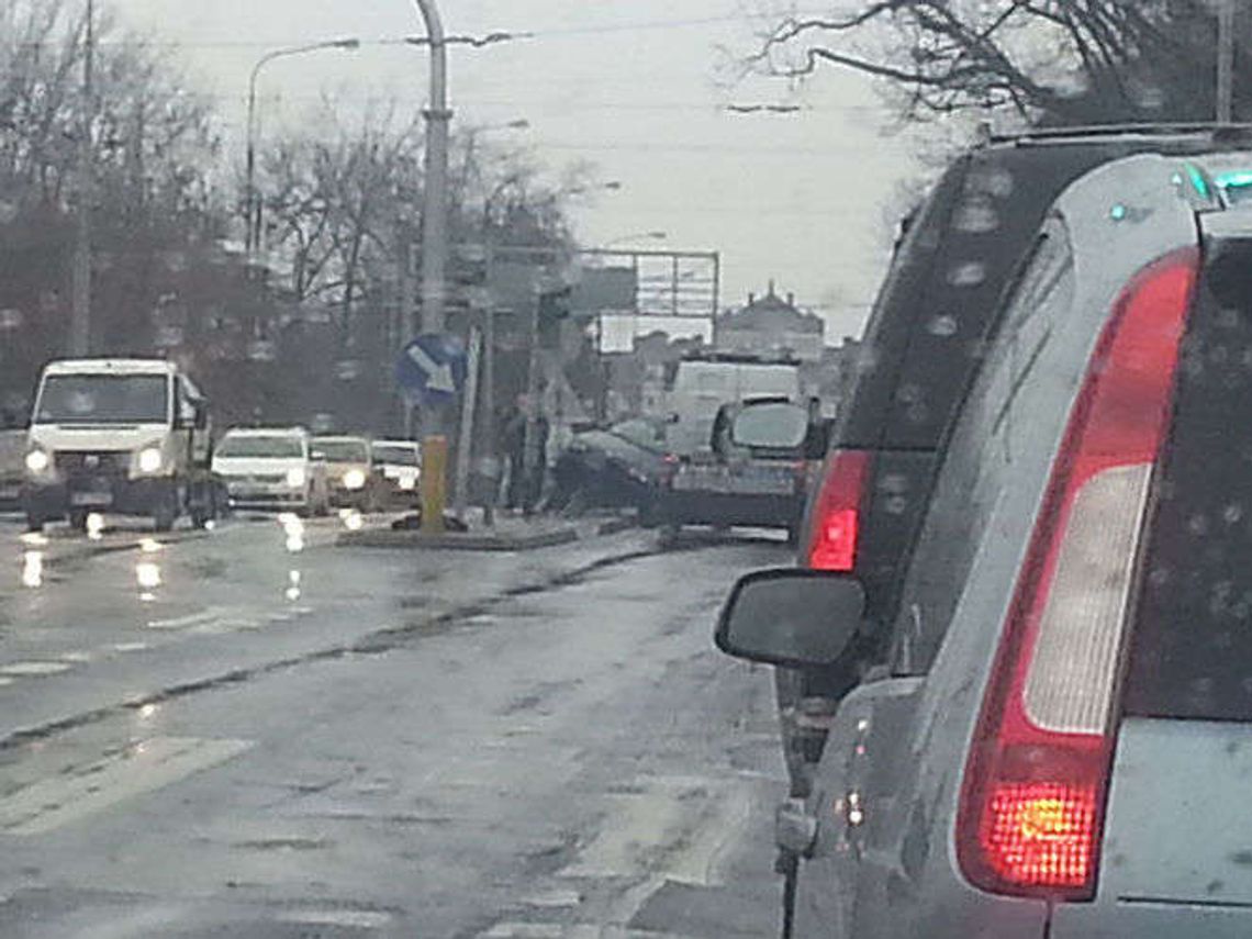 Lublin: BMW zawisło na barierze energochłonnej Lublin: BMW zawisło na barierze energochłonnej